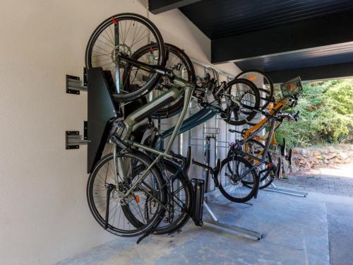 Près de 50 kg de vélo électrique suspendu au mur grâce au système